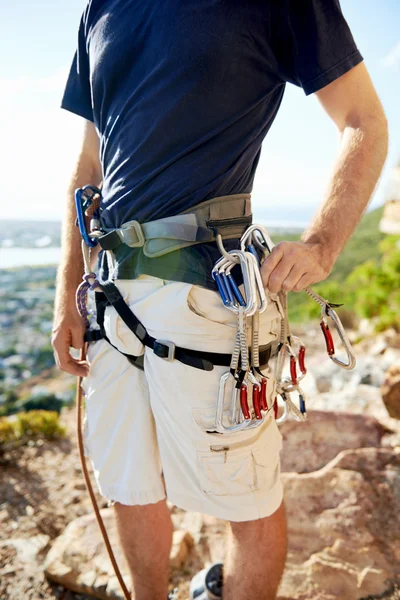 Homem em arnês e equipamento de escalada — Fotografia de Stock