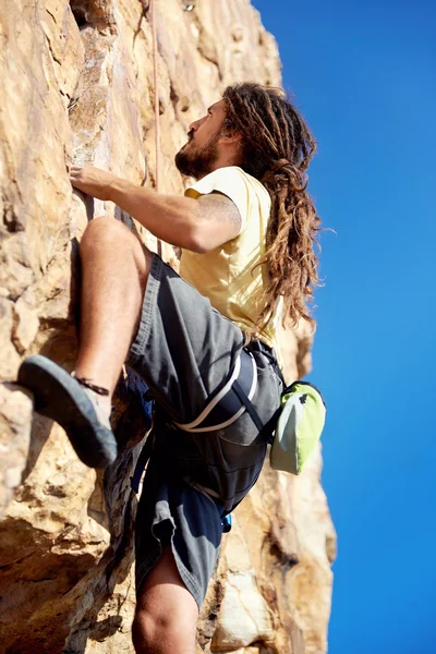 Alpinista na montanha íngreme — Fotografia de Stock