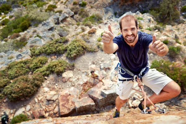 Bergsteiger mit erhobenem Daumen — Stockfoto
