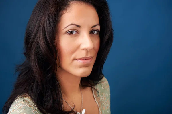 Woman looking at camera — Stock Photo, Image