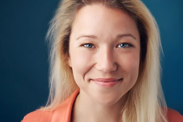 Lachende vrouw op blauw — Stockfoto