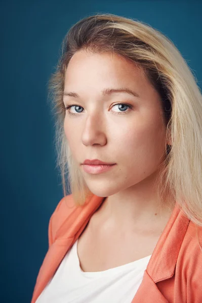 Woman looking at camera — Stock Photo, Image