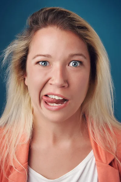 Смешной портрет женщины с глупым лицом — стоковое фото