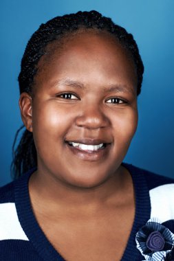 Afrikalı kadın gülümsüyor