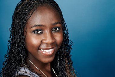 Doğal gülümseyen siyah Afrika kadın