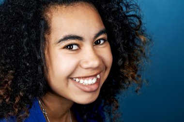 gülümseyen karışık yarış gerçek kadın