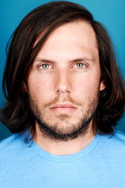 Kameraya bakarak gerçek erkek yüz