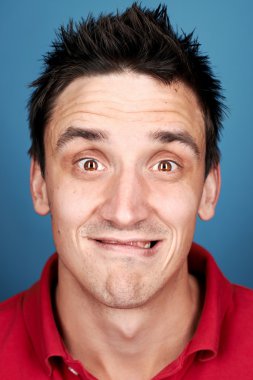 adam aptal ifade çekerek