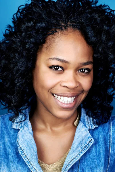 Natural sorrindo mulher negra africana — Fotografia de Stock
