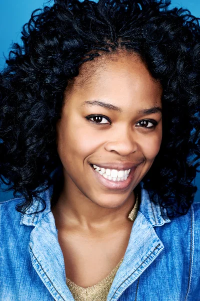 Natural smiling black african woman — Stock Photo, Image