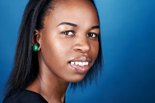 Mujer africana sonriente — Foto de Stock