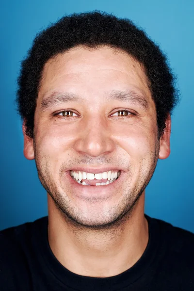 Çok ırklı adam gülümseyen — Stok fotoğraf