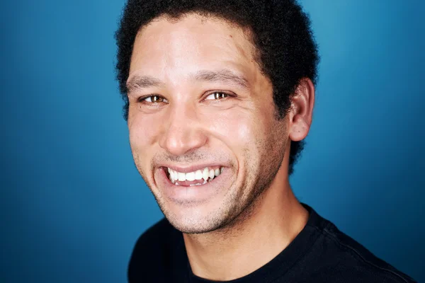 Hombre multiracial sonriendo — Foto de Stock