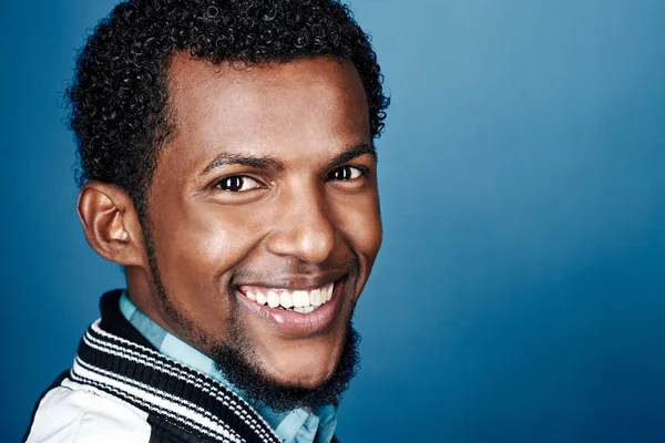 Uśmiechnięty mężczyzna czarnej Afryki — Zdjęcie stockowe