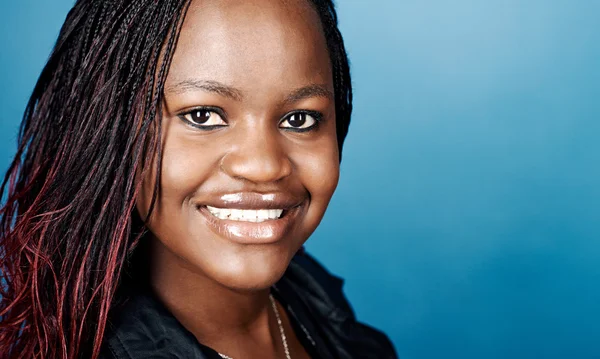 Natural smiling black african woman — Stock Photo, Image