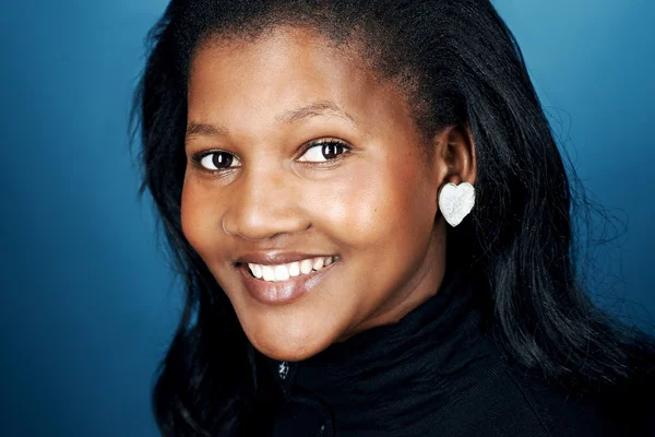 Natural sorrindo mulher negra africana — Fotografia de Stock