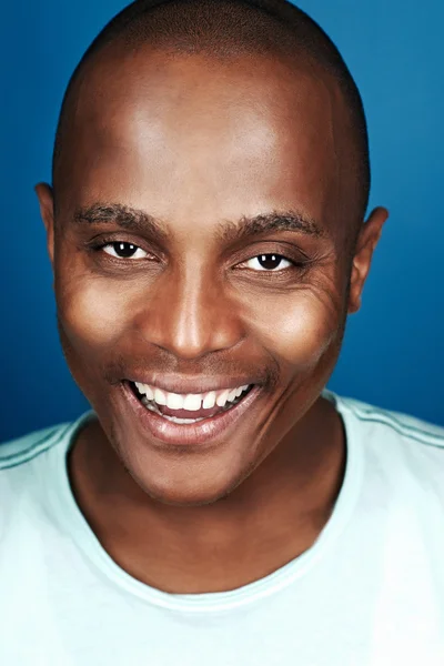 Sorridente negro africano homem — Fotografia de Stock