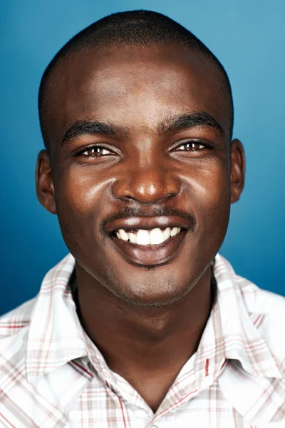 Улыбающийся африканский черный мужчина — стоковое фото