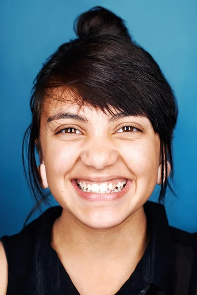 Sonriente mezcla raza real mujer — Foto de Stock