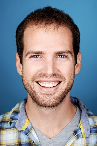 Wirklich glücklich lächelnder Mann — Stockfoto