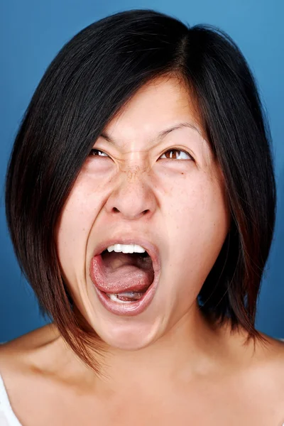 Çinli Asyalı kadın komik yüzü — Stok fotoğraf