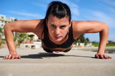 kadının pushup yapması