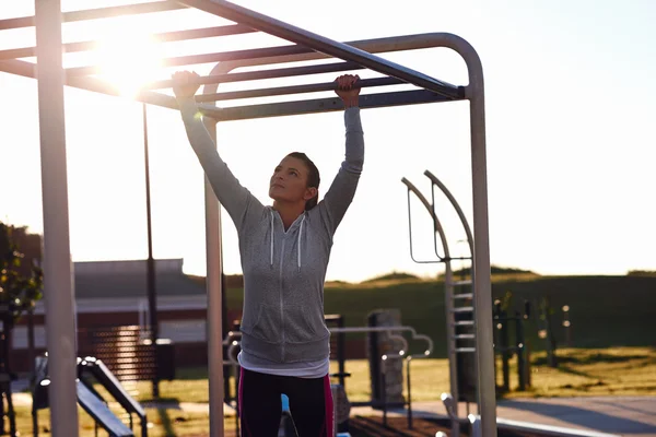 Woman working out at outdoor gym — Stock Photo, Image