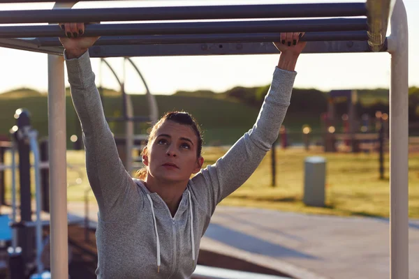 Vrouw uit te werken op buiten sportschool — Stockfoto