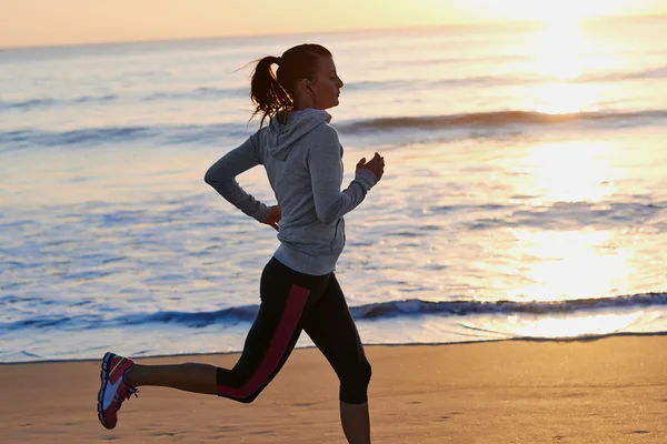 Mulher fitness correndo na praia — Fotografia de Stock