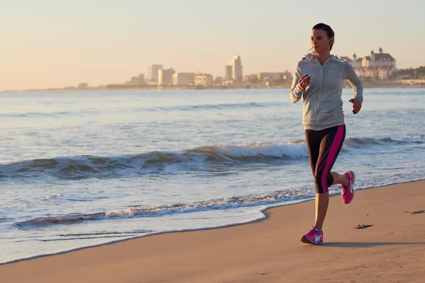 Fitness mujer corriendo en la playa —  Fotos de Stock