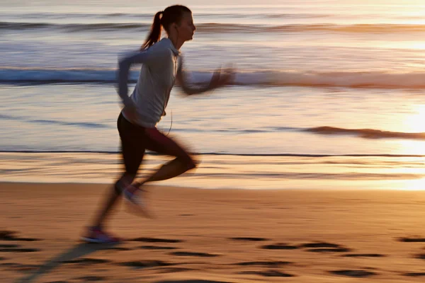 Fitness donna in esecuzione sulla spiaggia — Foto Stock