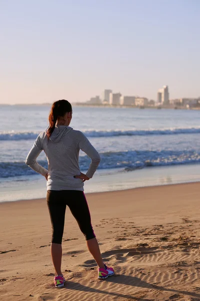 Vrouw voor ochtend training op strand — Stockfoto