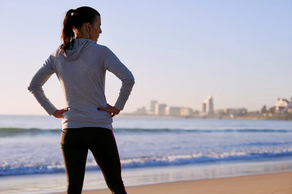 Mujer antes del entrenamiento matutino en la playa — Foto de Stock