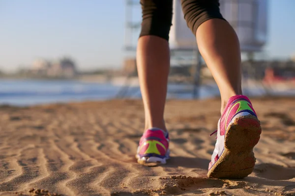 Piernas corriendo en la playa —  Fotos de Stock