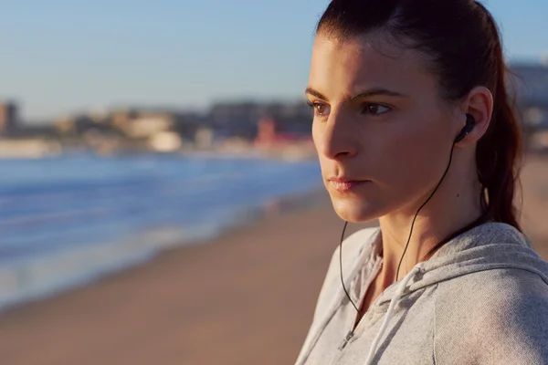 Mulher antes do treino matinal na praia — Fotografia de Stock