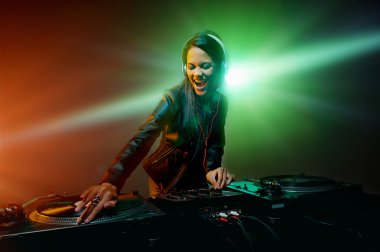 Vinil plak güvertede müzik dj kadın