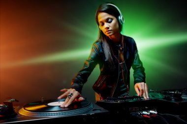 Vinil plak güvertede müzik dj kadın