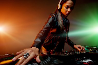 partide müzik kadın dj