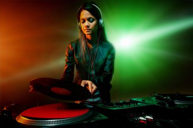partide müzik kadın dj