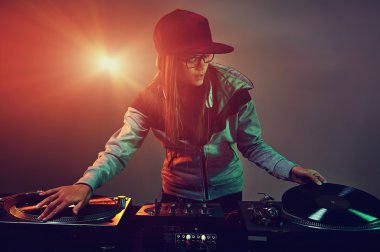 Gece kulübünde oynarken Hiphop dj kadın