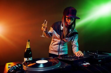 Gece kulübünde dj köpüklü şampanya ile partide