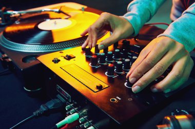 DJ güverte ekipmanları ve Mikser eller