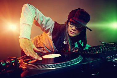 Gece kulübünde oynarken Hiphop dj kadın