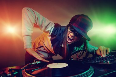 Gece kulübünde oynarken Hiphop dj kadın