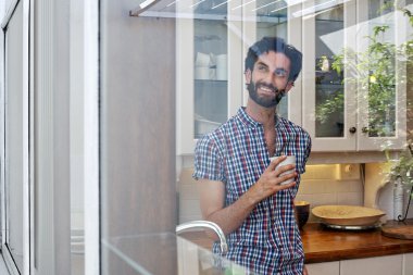 adam ev mutfak kahve keyfi