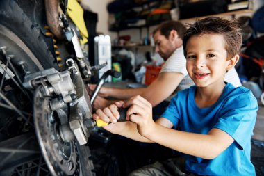Çocuk babama motosiklet tamir ile yardım