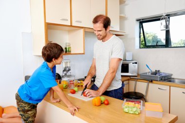 Baba, oğlunun yemek hazırlama