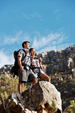 birkaç kaya kenarında birlikte