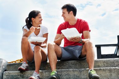 paket servisi olan restoran yemek sahip çift