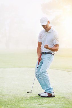 Yeşil koyarak golf adam
